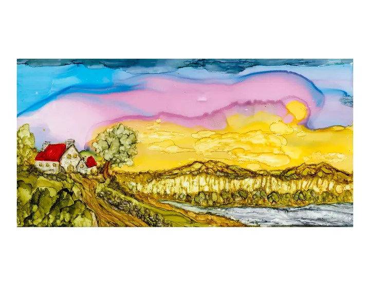 Une ferme au toit rouge sur une colline verte, sous un coucher de soleil rose et jaune, au-dessus d’une rivière