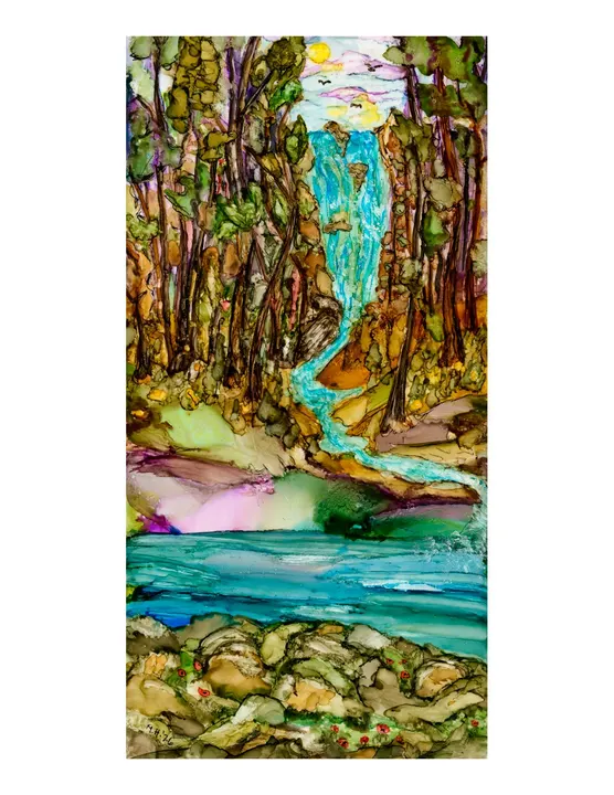Une cascade turquoise dévalant une haute forêt jusqu’à un bassin calme bordé de pierres