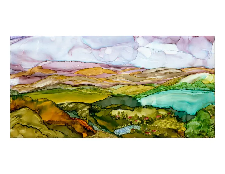 De douces collines vertes et dorées traversées par une rivière sinueuse, sous un ciel pastel