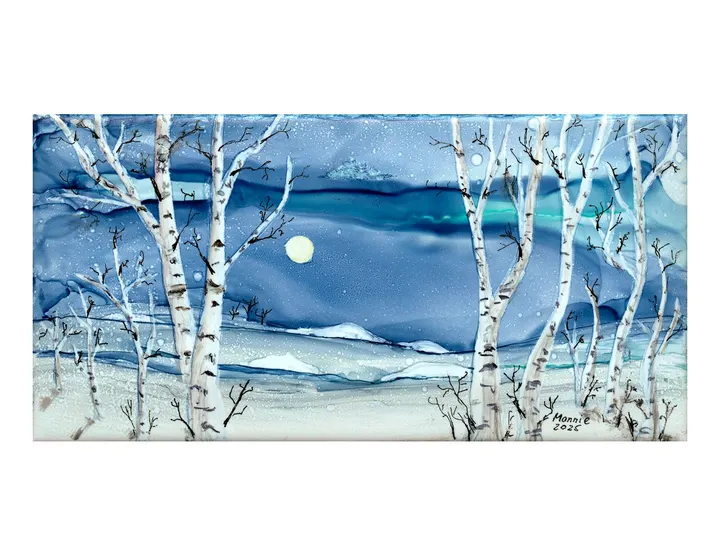 Des bouleaux blancs dans la neige sous la pleine lune et un ciel d’hiver bleu profond